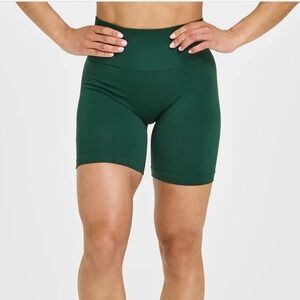 EFFORTLESS SEAMLESS SHORTS WITH WHITE LOGO